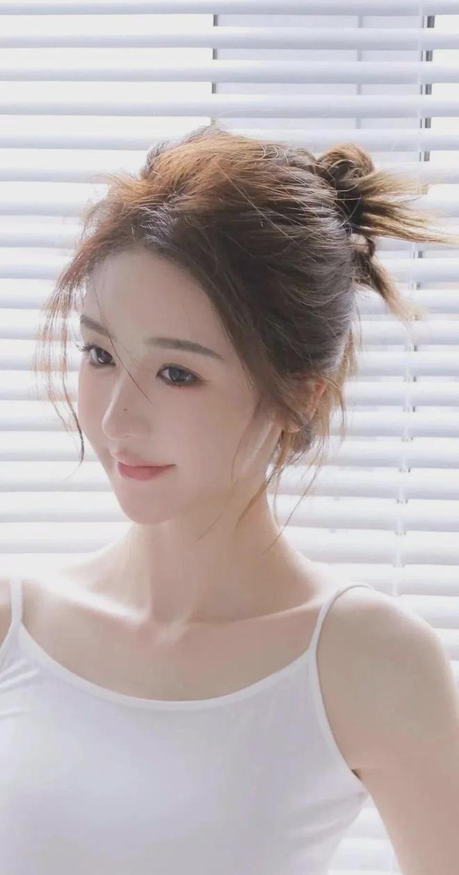 女生脱了裤子给男生捅。